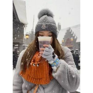 UNIQLO x ANYA
HINDMARCH Heattech Knitted Scarf